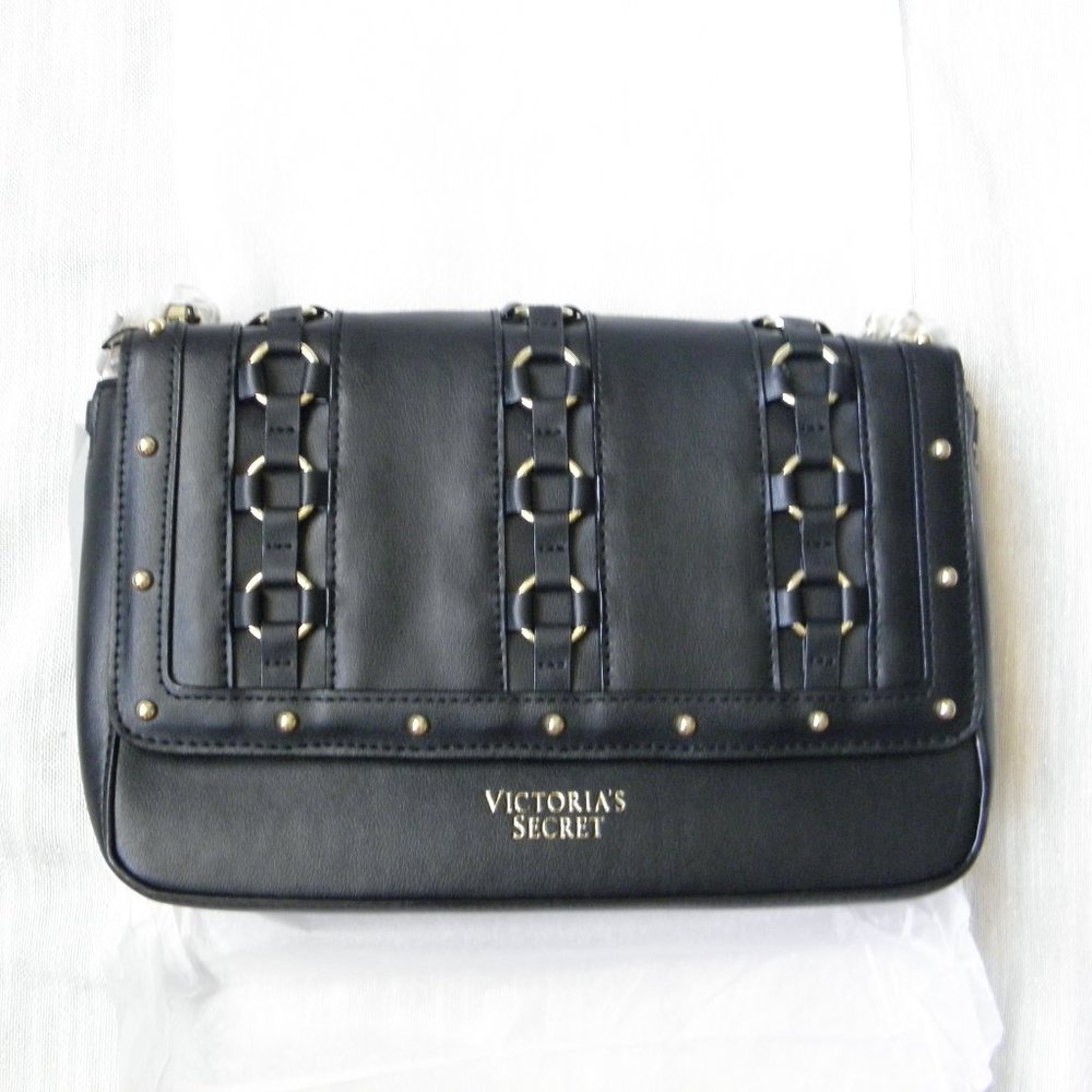 VS Black Purse Ring Detail